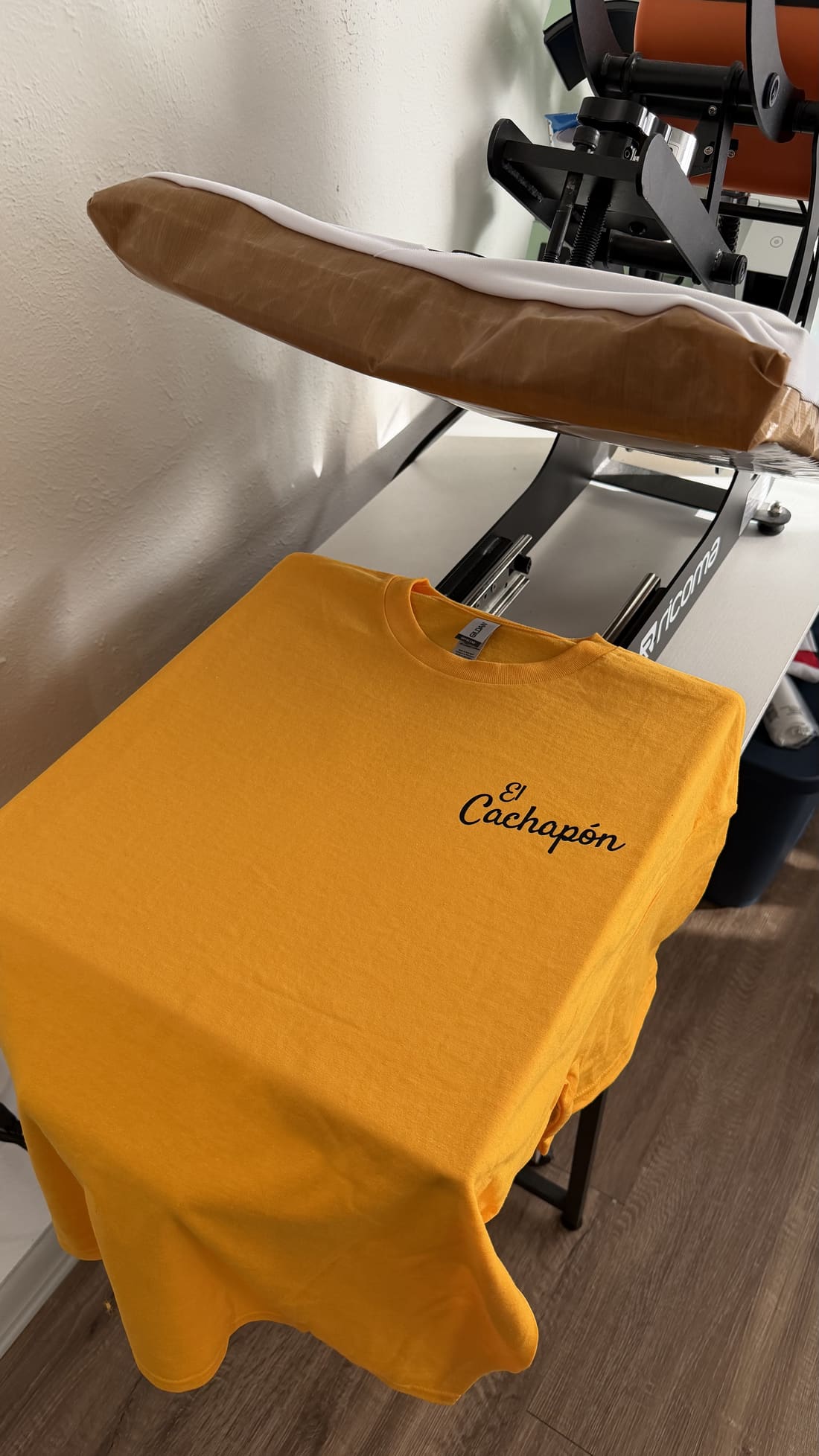 El Cachapón custom t-shirt